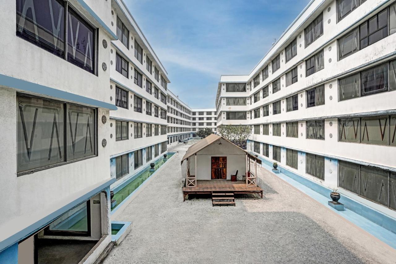 Townhouse 809 Royal Palms Hotel - Rose Collection Мумбай Екстериор снимка