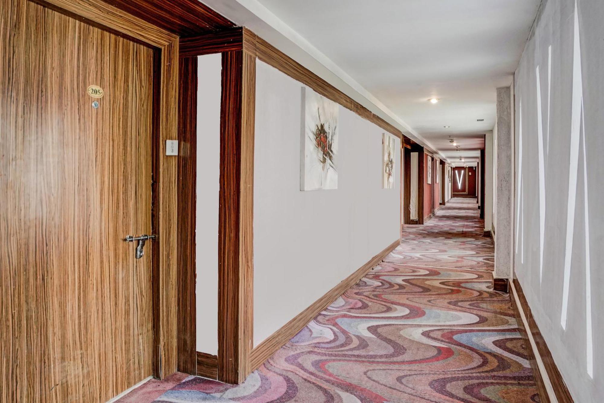 Townhouse 809 Royal Palms Hotel - Rose Collection Мумбай Екстериор снимка