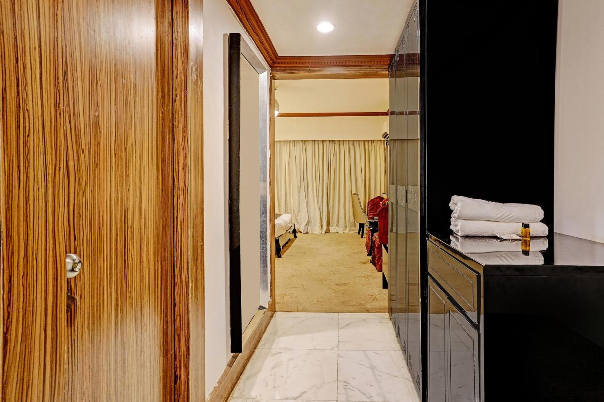 Townhouse 809 Royal Palms Hotel - Rose Collection Мумбай Екстериор снимка